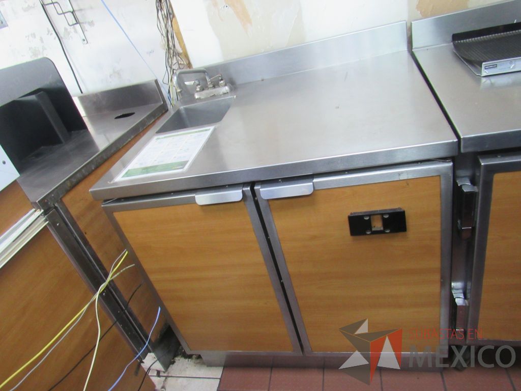 Lote 022 - Gabinete con cubierta metálica, 2 puertas y lavamanos