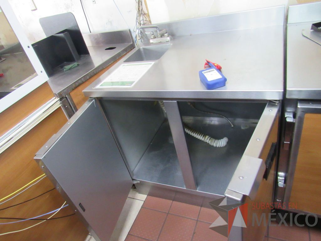 Lote 022 - Gabinete con cubierta metálica, 2 puertas y lavamanos - Imagen 8