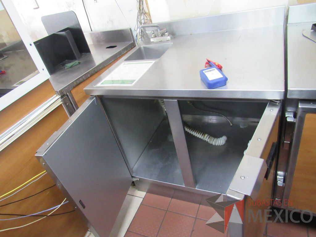 Lote 022 - Gabinete con cubierta metálica, 2 puertas y lavamanos - Imagen 9