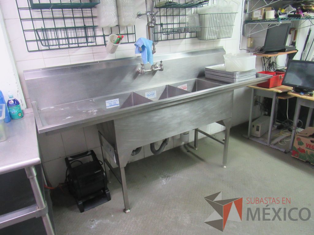Lote 017 - Mesa de lavado de acero con 3 tarjas con llave y 2 escurridores empotrados color verde - Imagen 3