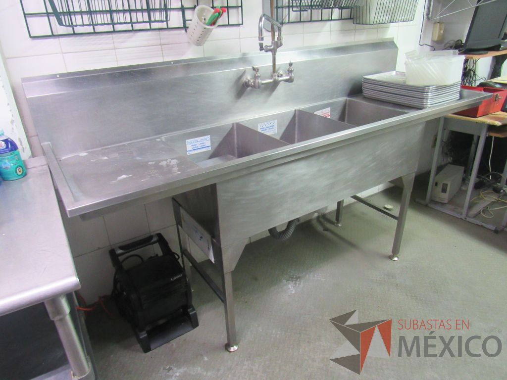 Lote 017 - Mesa de lavado de acero con 3 tarjas con llave y 2 escurridores empotrados color verde - Imagen 13