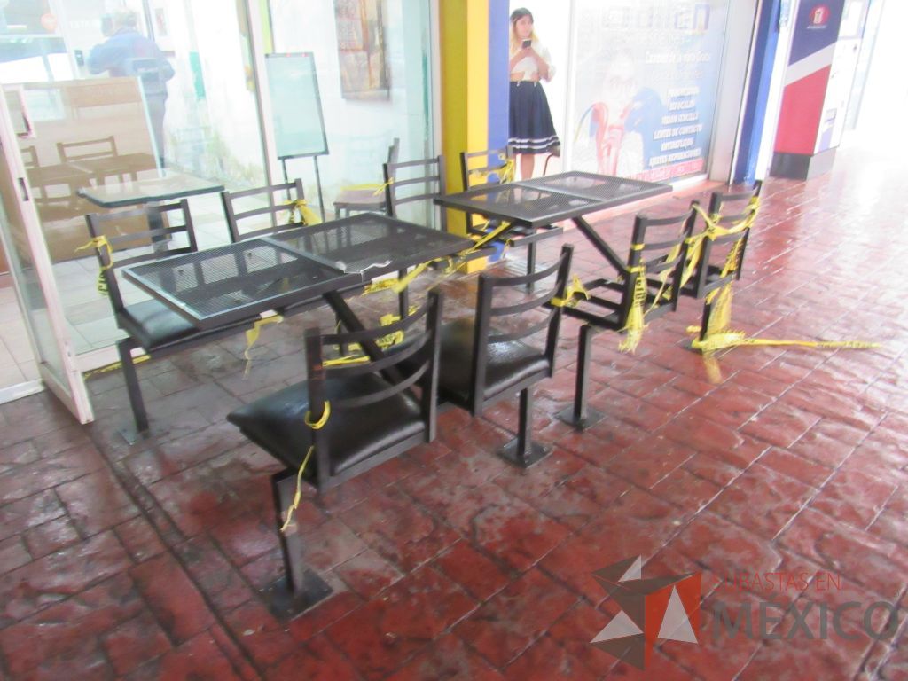Lote 010 - 2 Mesas metálicas empotradas en el piso con 4 asientos - Imagen 3