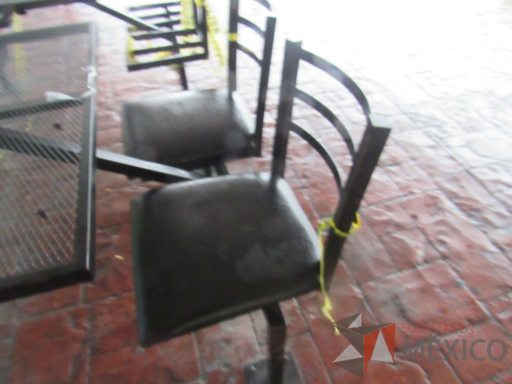 Lote 010 - 2 Mesas metálicas empotradas en el piso con 4 asientos - Imagen 4