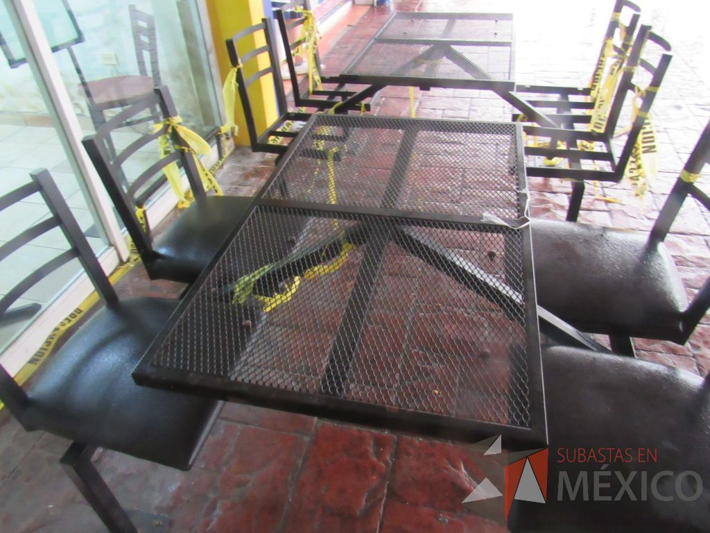 Lote 010 - 2 Mesas metálicas empotradas en el piso con 4 asientos - Imagen 5