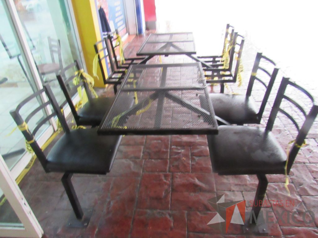 Lote 010 - 2 Mesas metálicas empotradas en el piso con 4 asientos - Imagen 6