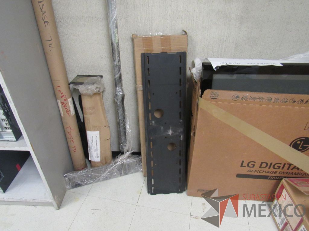 Lote 005 - 16 Pantallas de diferentes modelos y tamaños, 5 Accesorios para soporte de pantalla, 17 Controles remotos para TV, etc... - Imagen 7