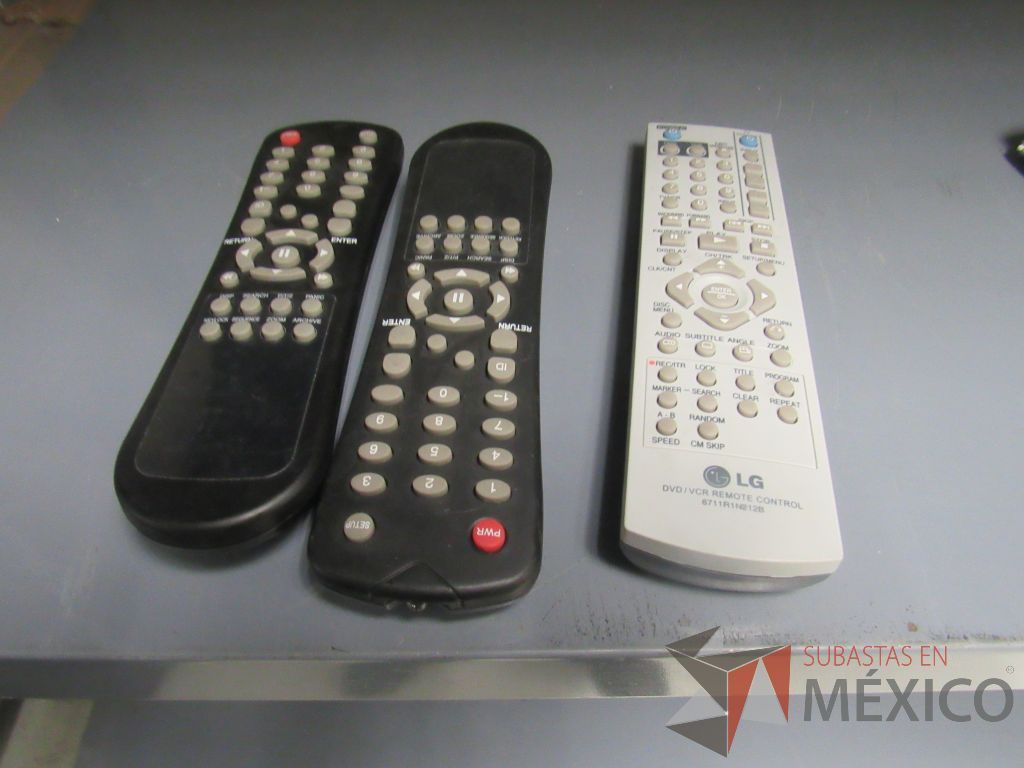 Lote 005 - 16 Pantallas de diferentes modelos y tamaños, 5 Accesorios para soporte de pantalla, 17 Controles remotos para TV, etc... - Imagen 8