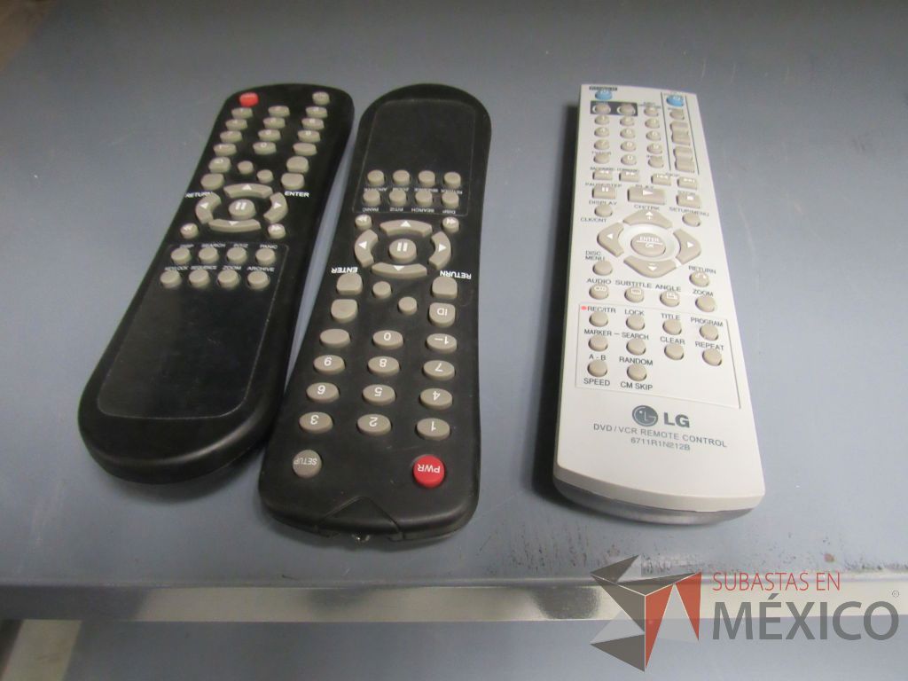 Lote 005 - 16 Pantallas de diferentes modelos y tamaños, 5 Accesorios para soporte de pantalla, 17 Controles remotos para TV, etc... - Imagen 9
