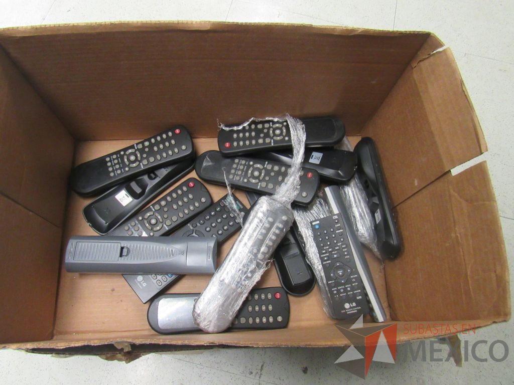Lote 005 - 16 Pantallas de diferentes modelos y tamaños, 5 Accesorios para soporte de pantalla, 17 Controles remotos para TV, etc... - Imagen 10