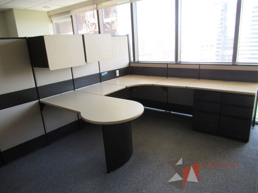 Lote 013 - Estación de trabajo de mampara alta color beige para 2 personas con 4 gavetas y 4 archiveros de pedestal de 3 cajones