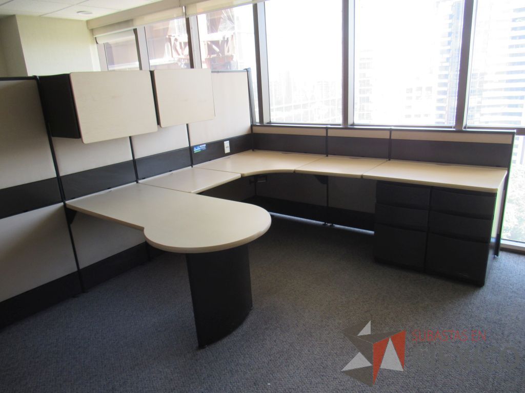 Lote 013 - Estación de trabajo de mampara alta color beige para 2 personas con 4 gavetas y 4 archiveros de pedestal de 3 cajones - Imagen 2