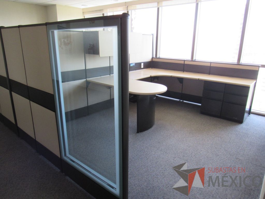 Lote 013 - Estación de trabajo de mampara alta color beige para 2 personas con 4 gavetas y 4 archiveros de pedestal de 3 cajones - Imagen 3