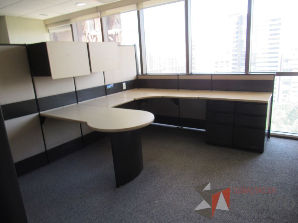 Lote 013 - Estación de trabajo de mampara alta color beige para 2 personas con 4 gavetas y 4 archiveros de pedestal de 3 cajones - Imagen 4