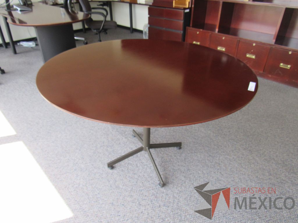 Lote 017 - Mesa de trabajo circular con base metálica y cubierta color vino - Imagen 2