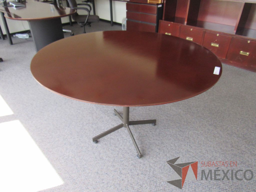 Lote 017 - Mesa de trabajo circular con base metálica y cubierta color vino
