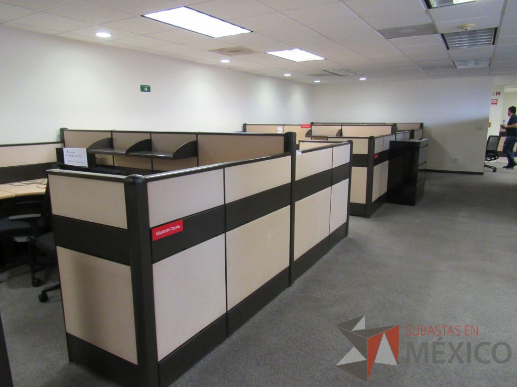 Lote 022 - Estación de trabajo de mampara metálica color beige para 11 personas con 9 repisas y 10 archiveros de pedestal de 3 cajones - Imagen 2