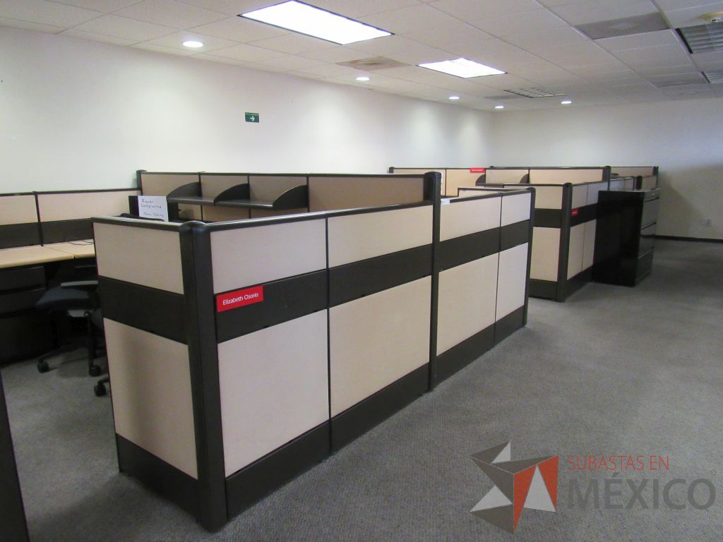 Lote 022 - Estación de trabajo de mampara metálica color beige para 11 personas con 9 repisas y 10 archiveros de pedestal de 3 cajones - Imagen 3