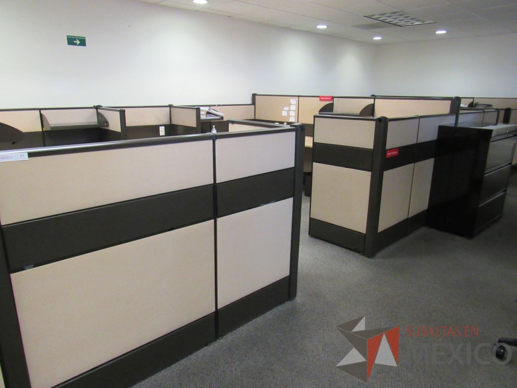 Lote 022 - Estación de trabajo de mampara metálica color beige para 11 personas con 9 repisas y 10 archiveros de pedestal de 3 cajones - Imagen 9