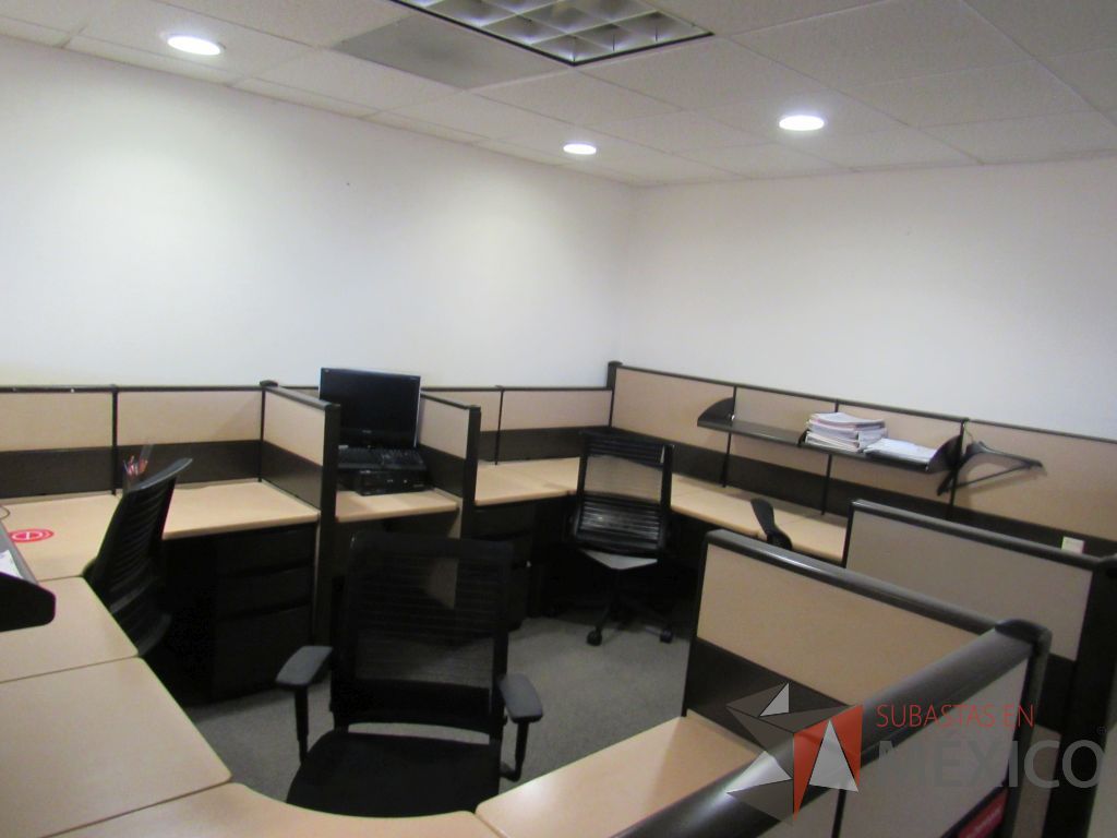 Lote 022 - Estación de trabajo de mampara metálica color beige para 11 personas con 9 repisas y 10 archiveros de pedestal de 3 cajones - Imagen 10