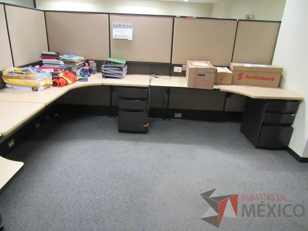 Lote 026 - Estación de trabajo de mampara alta color beige para 6 personas y 6 archiveros de pedestal de 3 cajones - Imagen 4