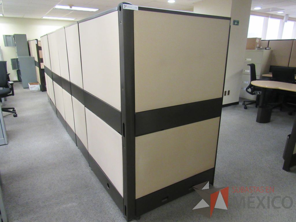 Lote 026 - Estación de trabajo de mampara alta color beige para 6 personas y 6 archiveros de pedestal de 3 cajones - Imagen 6