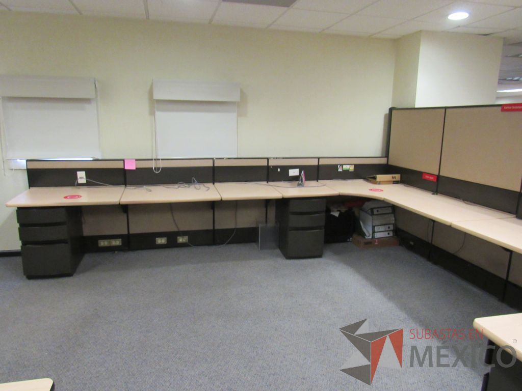 Lote 026 - Estación de trabajo de mampara alta color beige para 6 personas y 6 archiveros de pedestal de 3 cajones - Imagen 7