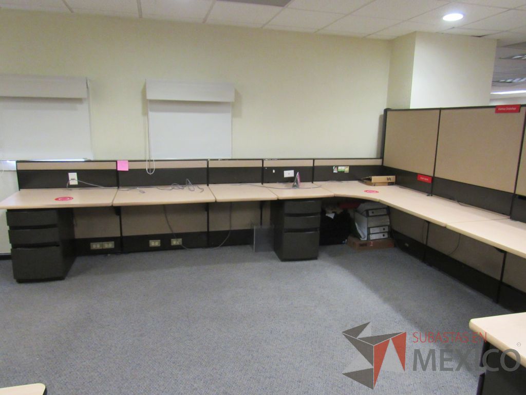 Lote 026 - Estación de trabajo de mampara alta color beige para 6 personas y 6 archiveros de pedestal de 3 cajones - Imagen 8