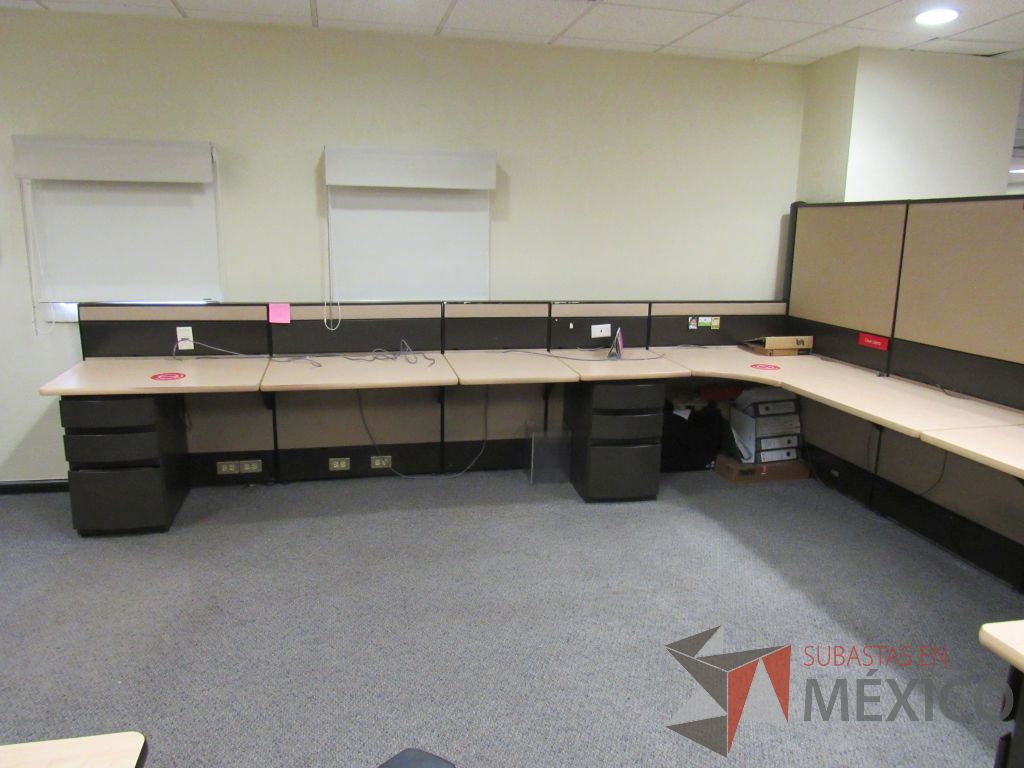 Lote 026 - Estación de trabajo de mampara alta color beige para 6 personas y 6 archiveros de pedestal de 3 cajones - Imagen 9