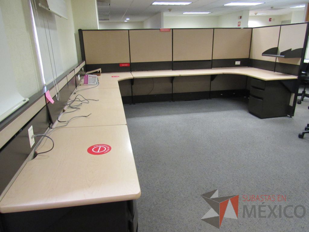 Lote 026 - Estación de trabajo de mampara alta color beige para 6 personas y 6 archiveros de pedestal de 3 cajones - Imagen 10