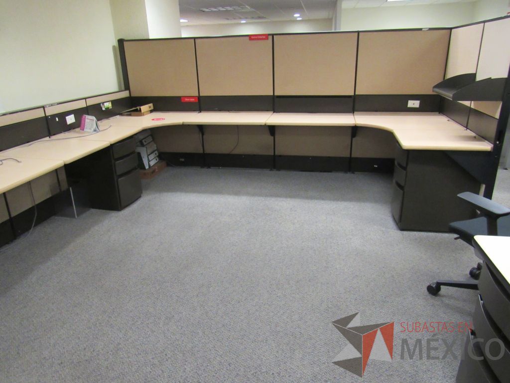 Lote 026 - Estación de trabajo de mampara alta color beige para 6 personas y 6 archiveros de pedestal de 3 cajones - Imagen 11