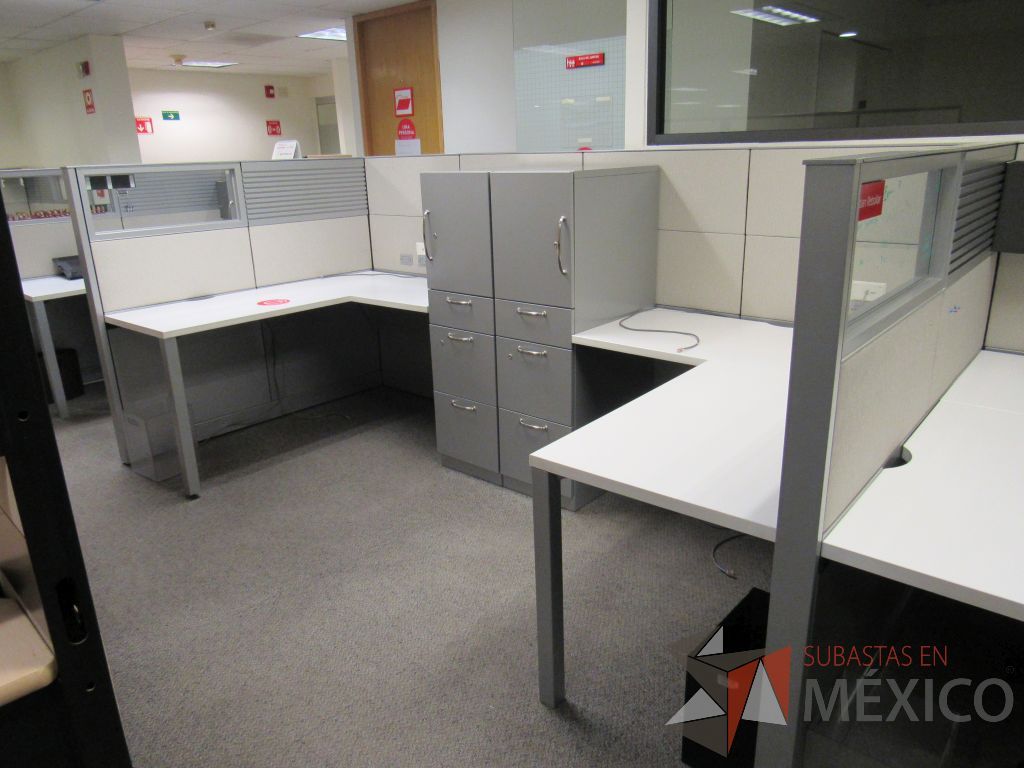 Lote 028 - Estación de trabajo de mampara metálica color gris para 5 personas con 5 gabinetes metálicos altos de 3 cajones 1 puerta - Imagen 2