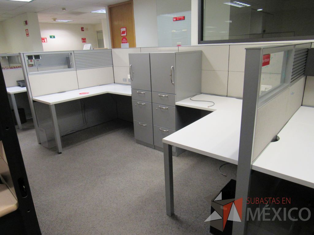 Lote 028 - Estación de trabajo de mampara metálica color gris para 5 personas con 5 gabinetes metálicos altos de 3 cajones 1 puerta - Imagen 3
