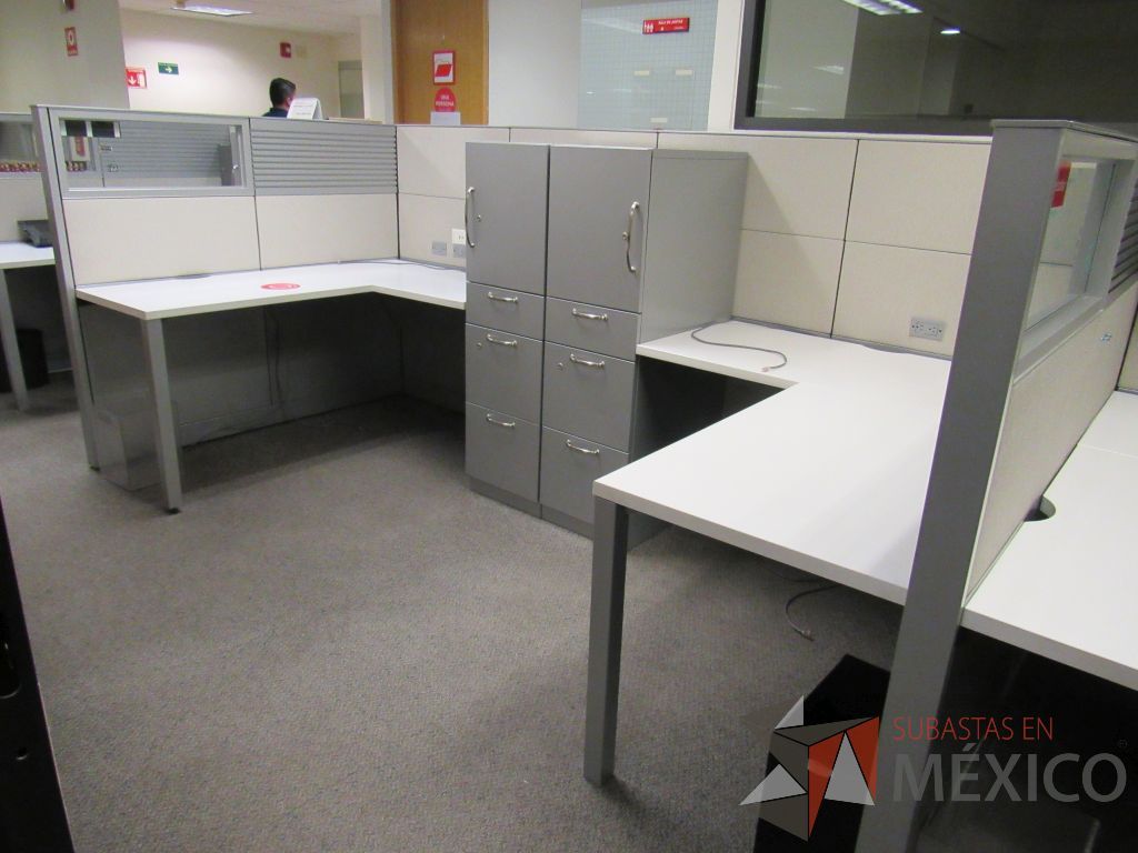Lote 028 - Estación de trabajo de mampara metálica color gris para 5 personas con 5 gabinetes metálicos altos de 3 cajones 1 puerta