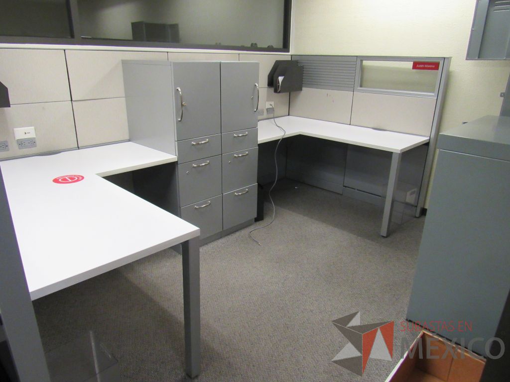 Lote 028 - Estación de trabajo de mampara metálica color gris para 5 personas con 5 gabinetes metálicos altos de 3 cajones 1 puerta - Imagen 4
