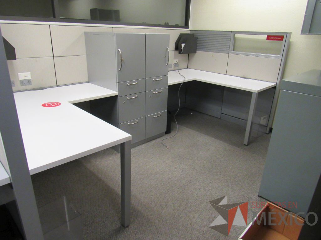 Lote 028 - Estación de trabajo de mampara metálica color gris para 5 personas con 5 gabinetes metálicos altos de 3 cajones 1 puerta - Imagen 5