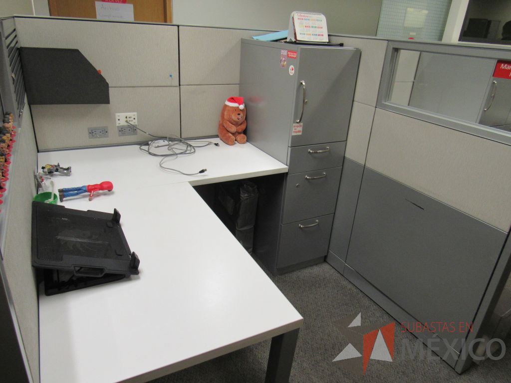 Lote 028 - Estación de trabajo de mampara metálica color gris para 5 personas con 5 gabinetes metálicos altos de 3 cajones 1 puerta - Imagen 6