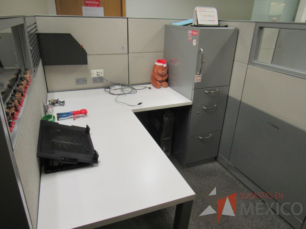 Lote 028 - Estación de trabajo de mampara metálica color gris para 5 personas con 5 gabinetes metálicos altos de 3 cajones 1 puerta - Imagen 7