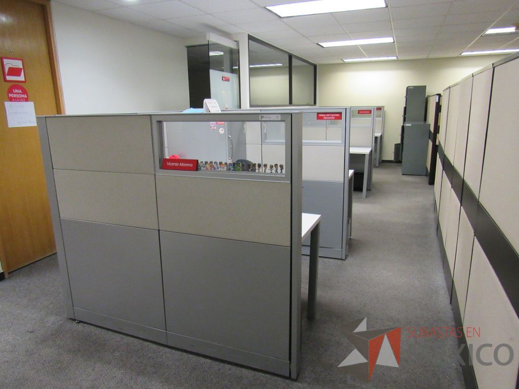 Lote 028 - Estación de trabajo de mampara metálica color gris para 5 personas con 5 gabinetes metálicos altos de 3 cajones 1 puerta - Imagen 8