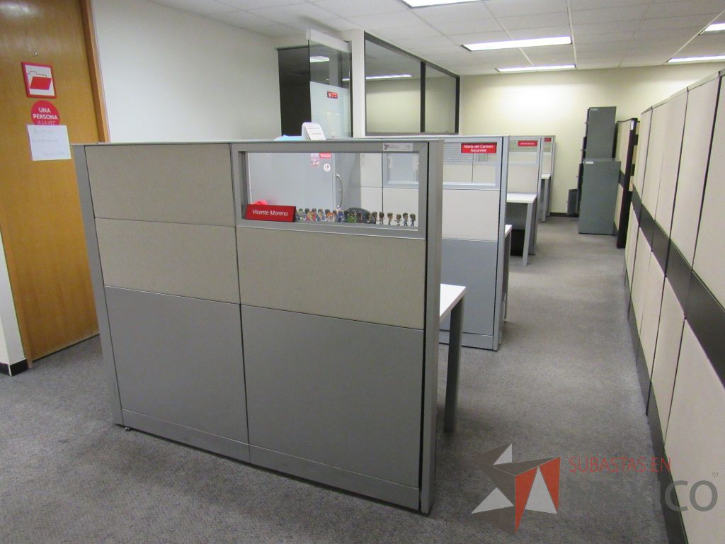 Lote 028 - Estación de trabajo de mampara metálica color gris para 5 personas con 5 gabinetes metálicos altos de 3 cajones 1 puerta - Imagen 9