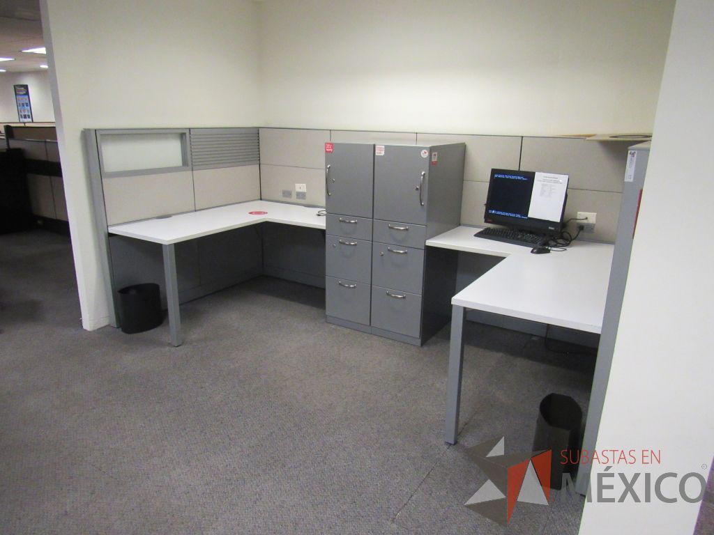 Lote 029 - Estación de trabajo de mampara metálica color gris para 2 personas con 2 gabinetes metálicos altos de 3 cajones 1 puerta