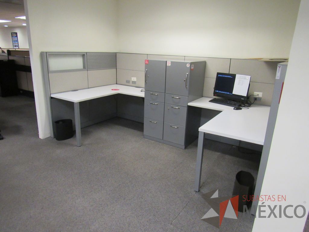 Lote 029 - Estación de trabajo de mampara metálica color gris para 2 personas con 2 gabinetes metálicos altos de 3 cajones 1 puerta - Imagen 2