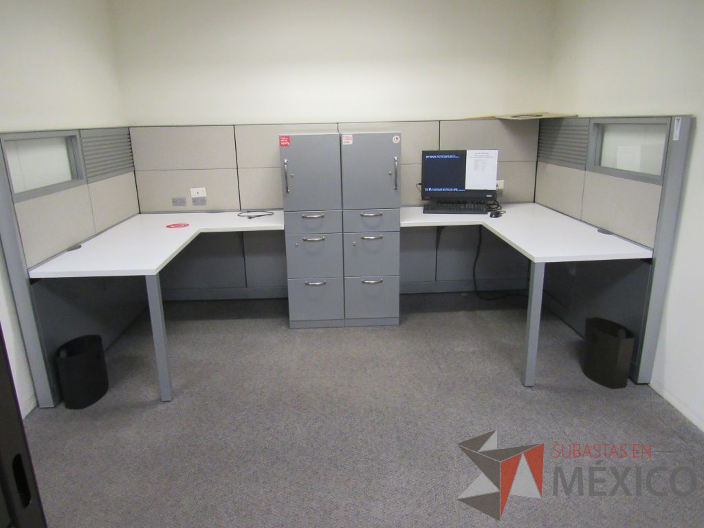 Lote 029 - Estación de trabajo de mampara metálica color gris para 2 personas con 2 gabinetes metálicos altos de 3 cajones 1 puerta - Imagen 3