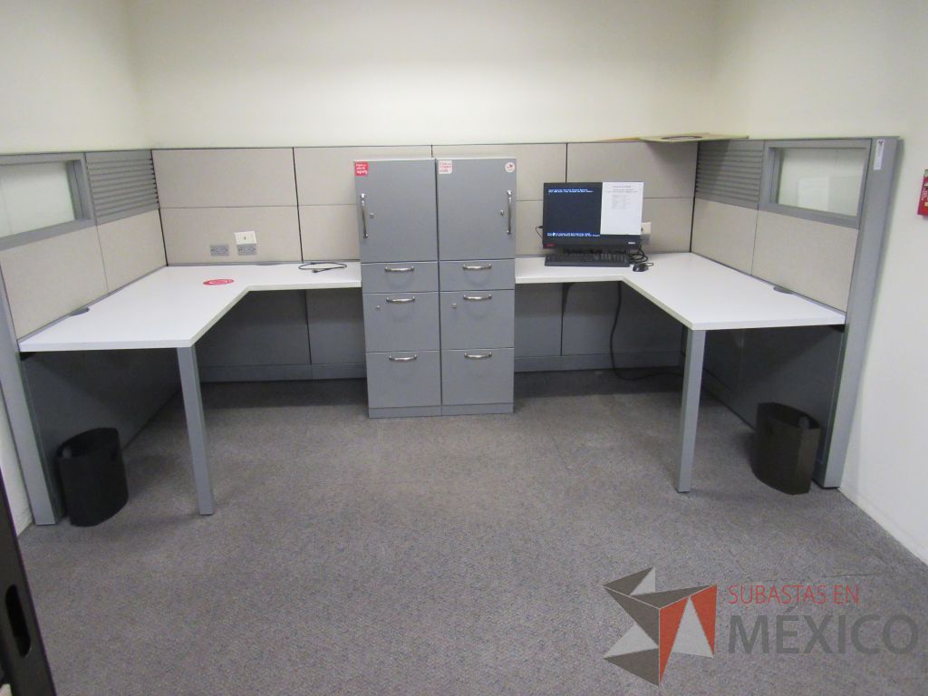 Lote 029 - Estación de trabajo de mampara metálica color gris para 2 personas con 2 gabinetes metálicos altos de 3 cajones 1 puerta - Imagen 4