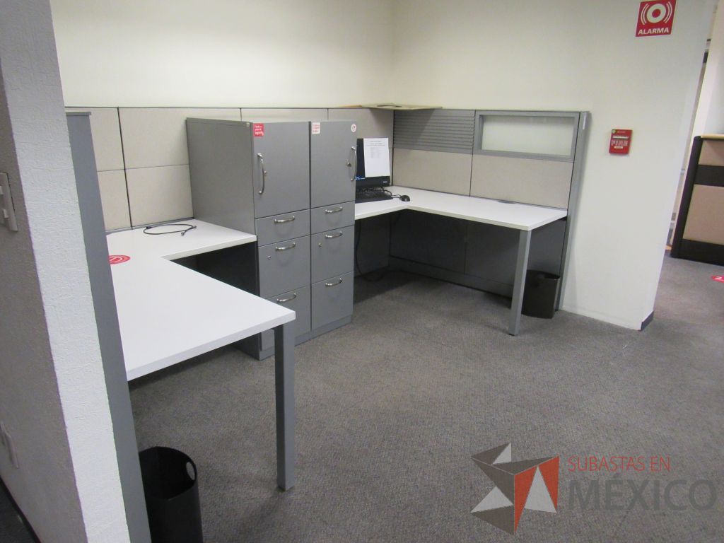 Lote 029 - Estación de trabajo de mampara metálica color gris para 2 personas con 2 gabinetes metálicos altos de 3 cajones 1 puerta - Imagen 5