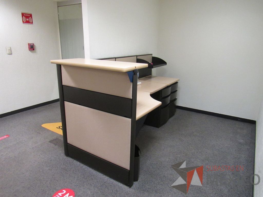 Lote 030 - Mueble de recepción de mampara metálica color beige con 1 repisa, 2 archiveros de pedestal de 3 cajones y cubierta superior
