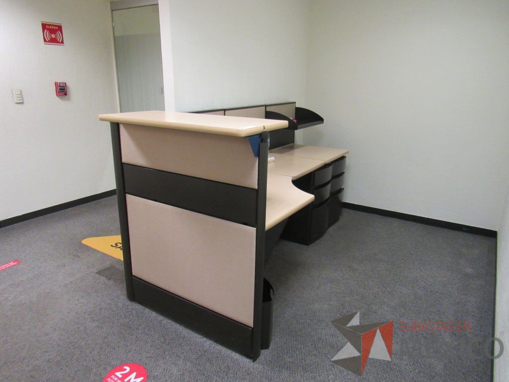 Lote 030 - Mueble de recepción de mampara metálica color beige con 1 repisa, 2 archiveros de pedestal de 3 cajones y cubierta superior - Imagen 2