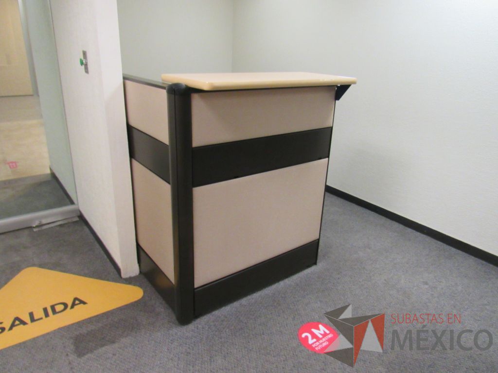 Lote 030 - Mueble de recepción de mampara metálica color beige con 1 repisa, 2 archiveros de pedestal de 3 cajones y cubierta superior - Imagen 3