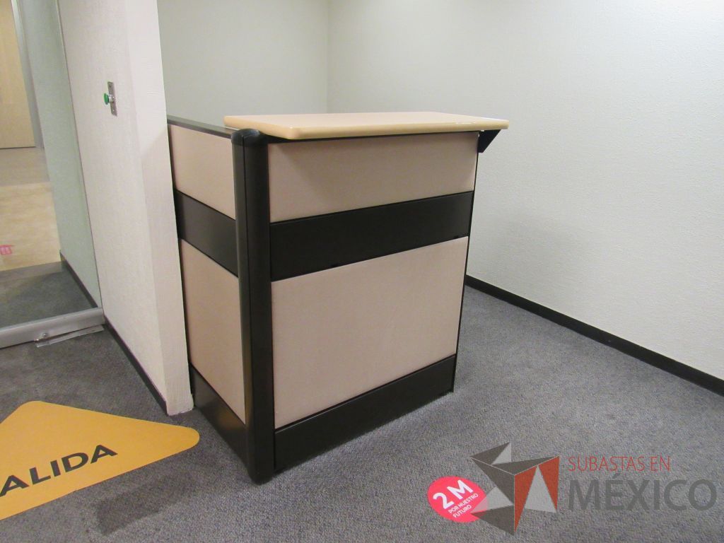 Lote 030 - Mueble de recepción de mampara metálica color beige con 1 repisa, 2 archiveros de pedestal de 3 cajones y cubierta superior - Imagen 4