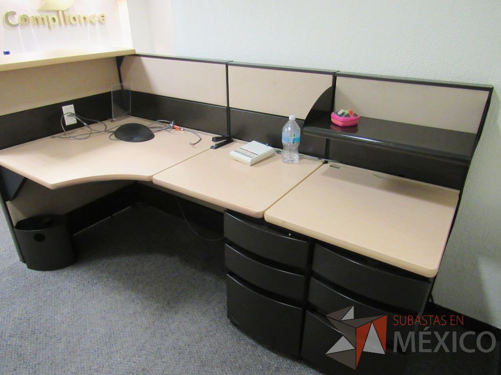 Lote 030 - Mueble de recepción de mampara metálica color beige con 1 repisa, 2 archiveros de pedestal de 3 cajones y cubierta superior - Imagen 5