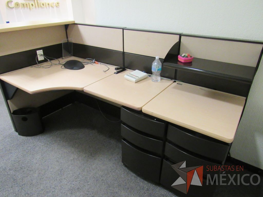 Lote 030 - Mueble de recepción de mampara metálica color beige con 1 repisa, 2 archiveros de pedestal de 3 cajones y cubierta superior - Imagen 6